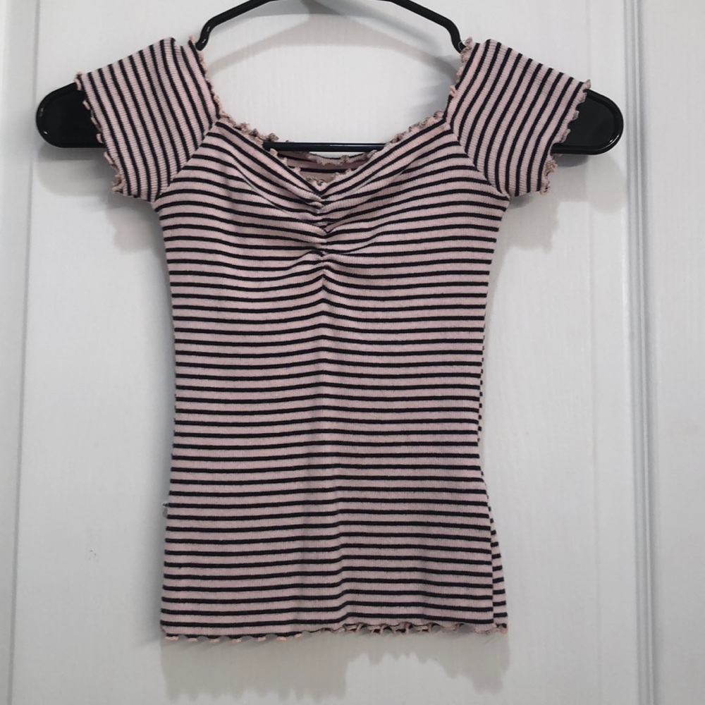💕 Hollister Off-shoulder Lettuce Hem Top 💕